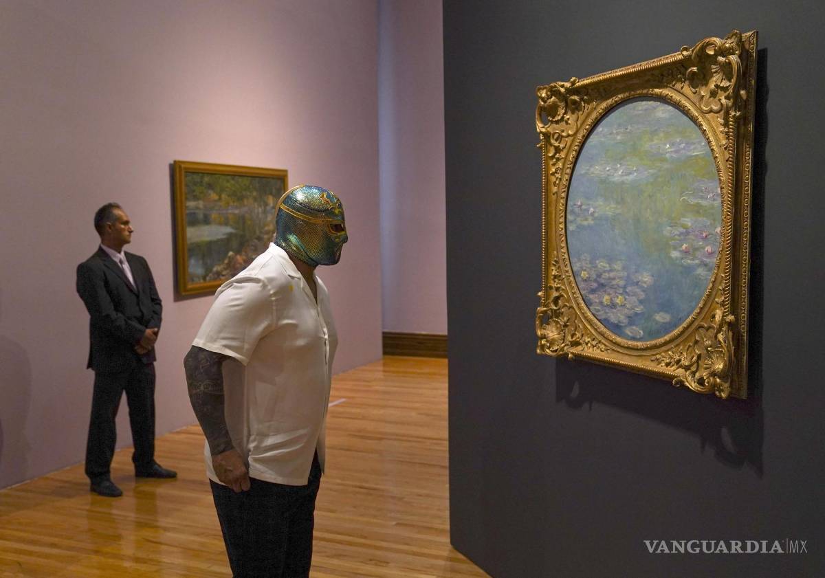 $!El luchador mexicano Cinta De Oro mira un cuadro de la exposición Monet: Luces del Impresionismo, en el Museo Nacional de Arte, en CDMX, el 26 de abril de 2023.