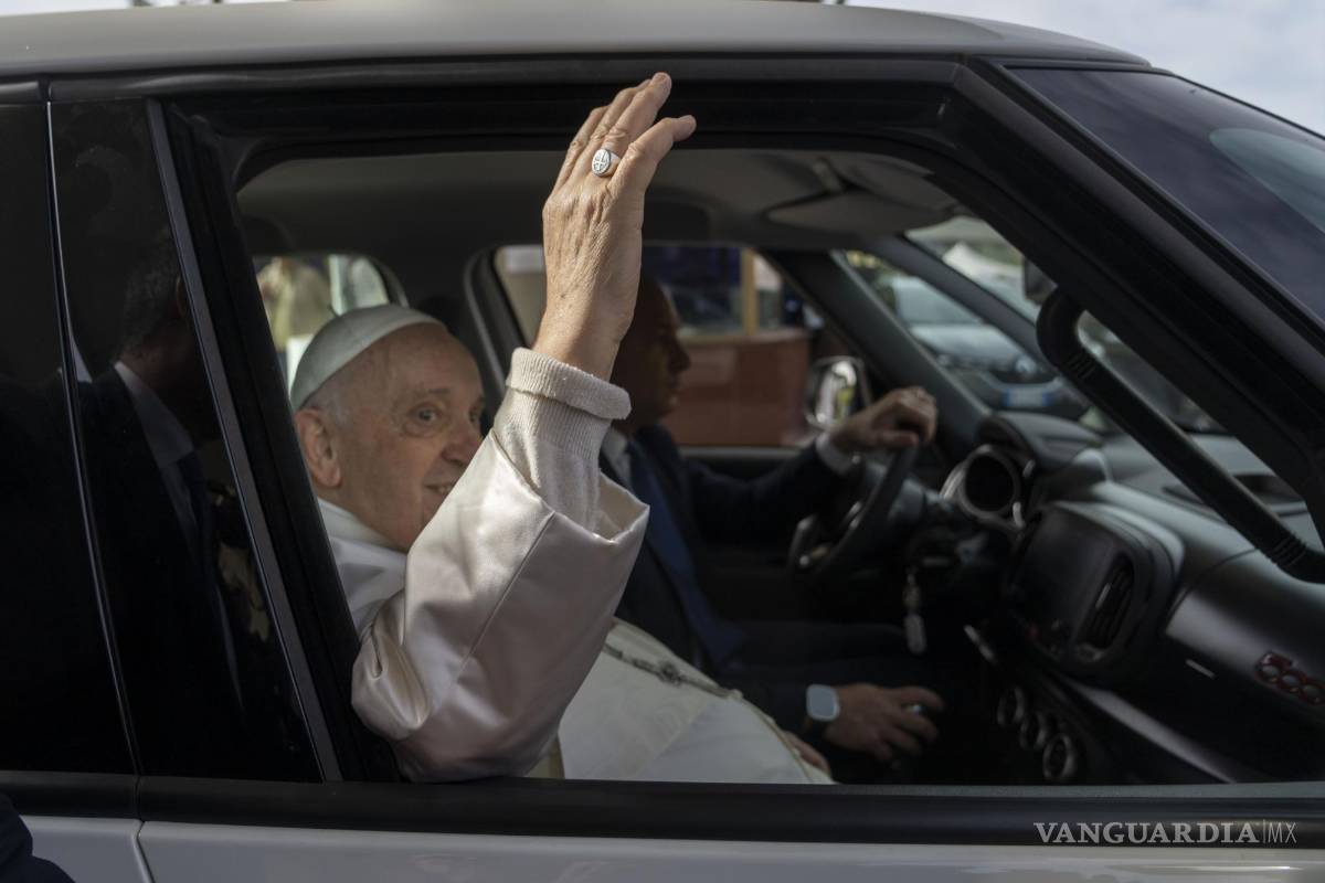 “Sigo vivo” bromea el papa Francisco tras ser dado del Hospital Gemelli en Roma