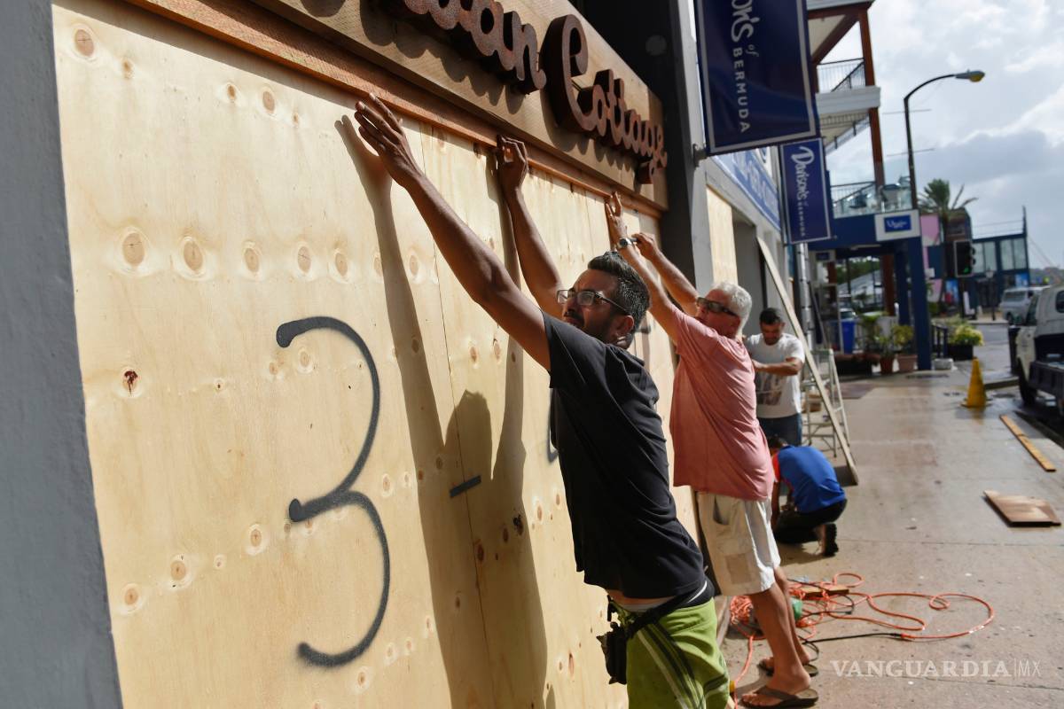 Bermudas aún sin recuperarse de Dorian ahora esperan al huracán Humberto