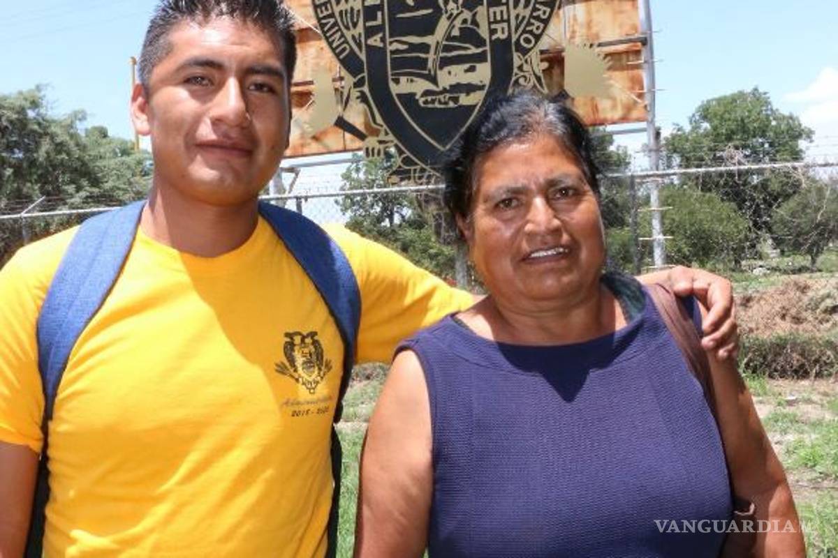 Viaja 19 horas; acompaña mujer a clases a su hijo