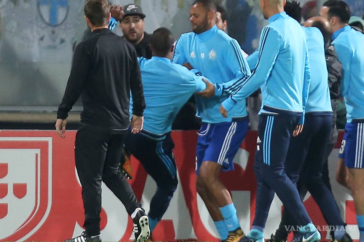 Patrice Evra patea a un aficionado de su propio equipo