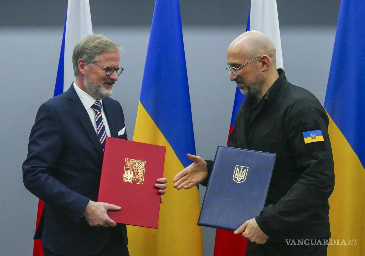 $!El primer ministro checo, Petr Fiala (i), y su homólogo ucraniano, Denys Shmyhal (d), en una conferencia de prensa conjunta en Úzhgorod, Ucrania.