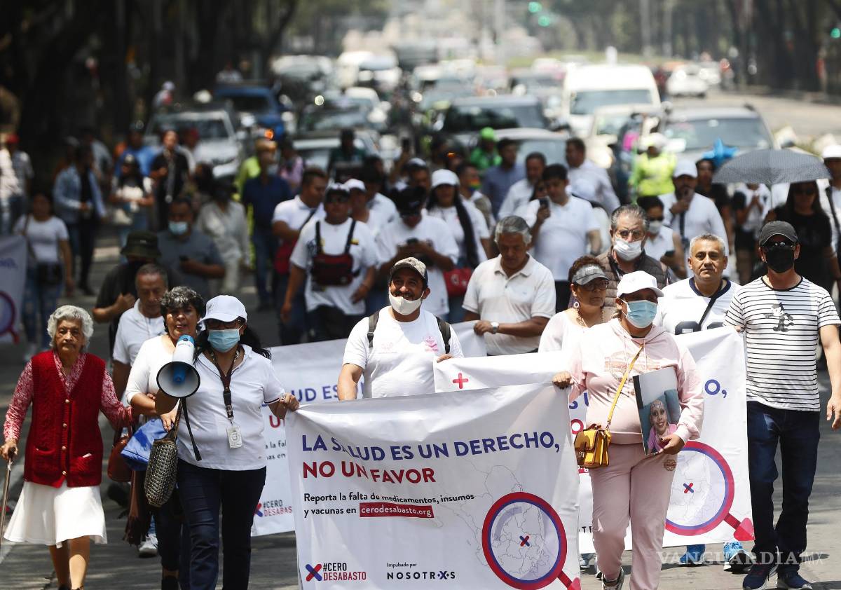 $!Papás de niños con cáncer, acompañados de activistas y ciudadanos, realizaron este sábado una marcha pacífica por las calles de la Ciudad de México para exigir el fin del desabasto de medicamentos pediátrico-oncológicos, el cual suma más de cuatro años
