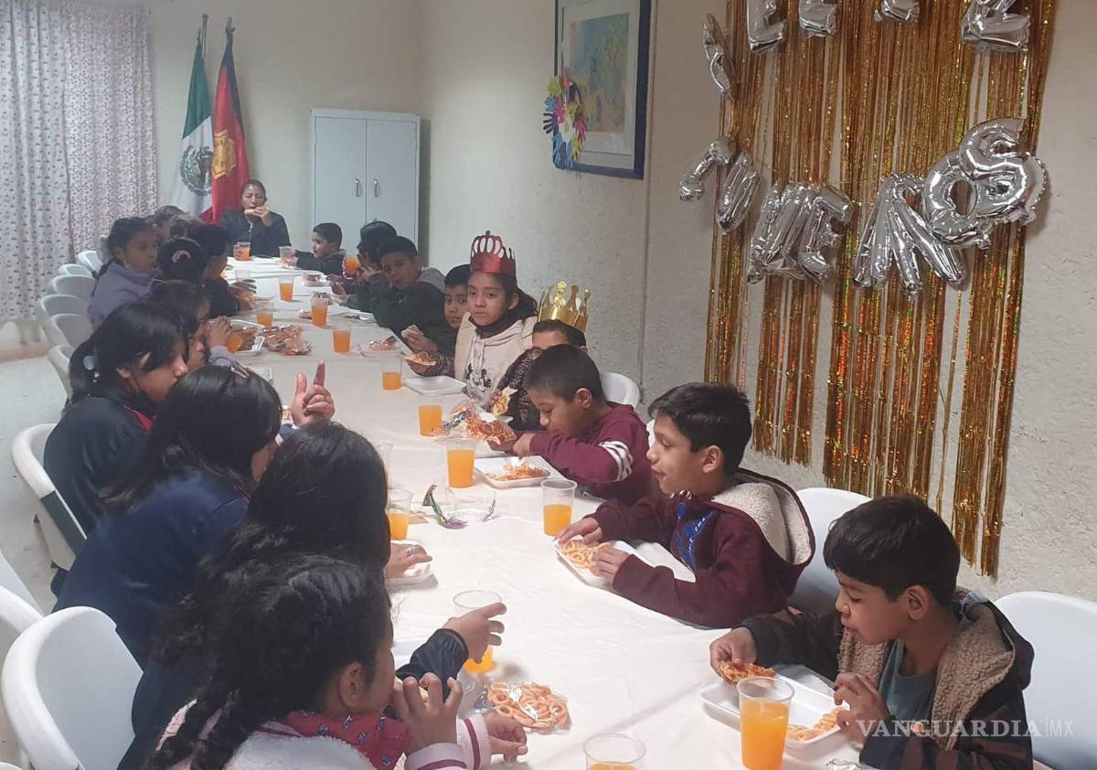 $!Voluntarios y menores realizan actividades de recaudación en tiendas de la ciudad, con el objetivo de cubrir gastos de operación y brindar regalos nuevos en Navidad.