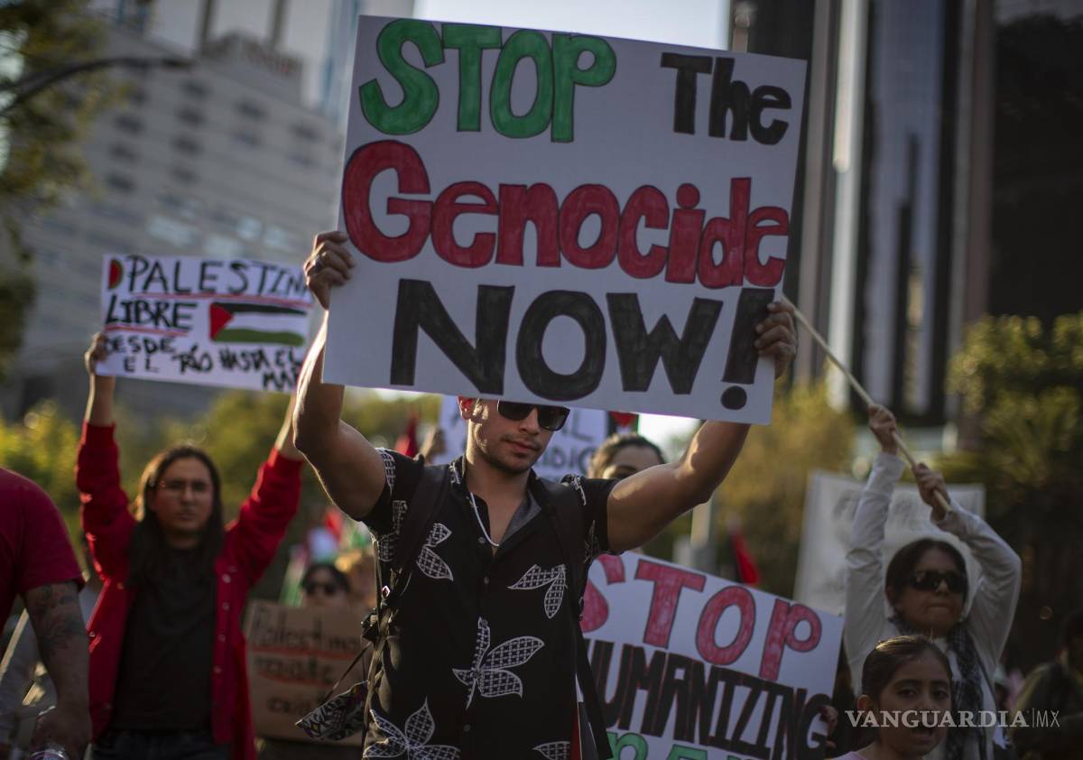 $!Personas marchan en el monumento al Ángel de la Independencia al Zócalo, en Ciudad de México (México).