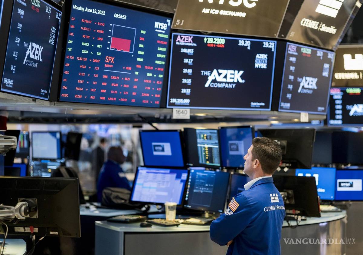 $!Un operador mira una pantalla que muestra el promedio industrial Dow Jones y el S&amp;P 500 en el piso de la Bolsa de Nueva York en Nueva York,