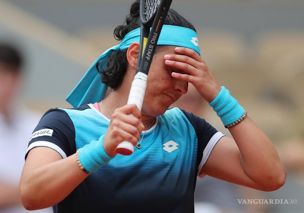 $!Ons Jabeur de Túnez juega contra Magda Linette de Polonia en su partido de primera ronda de mujeres en Roland Garros en París, Francia.