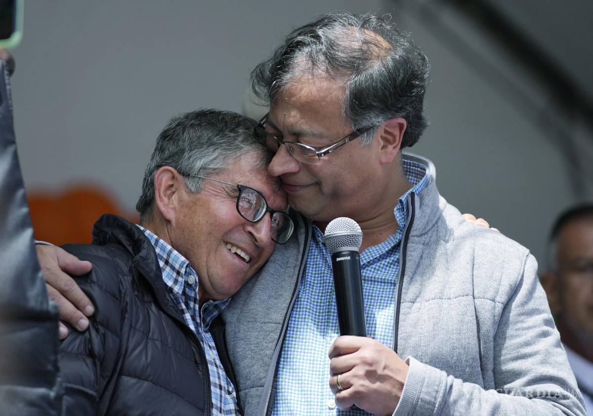 $!Gustavo Petro, candidato presidencial por la coalición Pacto Histórico, abraza a su ex maestro de escuela Salvador Medina, durante un mitin de cierre de campaña.