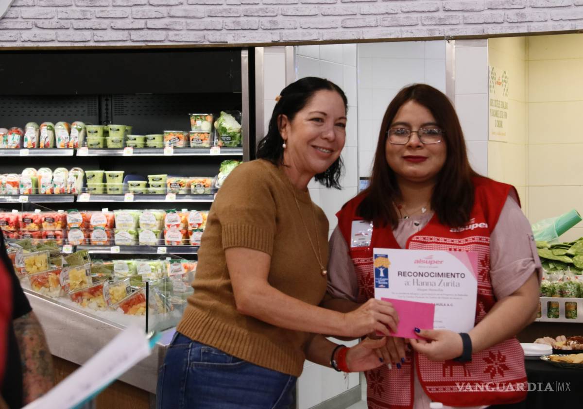 $!Cajeras destacadas reciben reconocimiento por su participación en el programa de redondeo.
