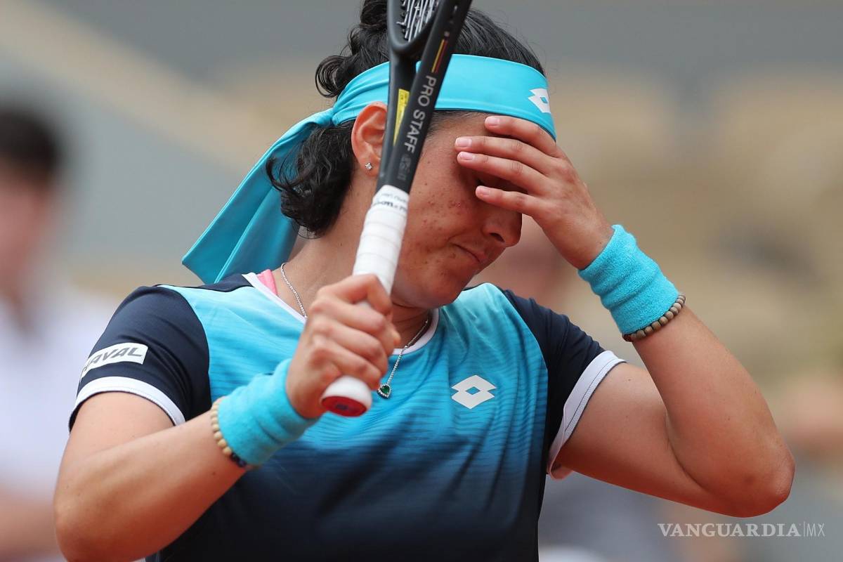 $!Ons Jabeur de Túnez juega contra Magda Linette de Polonia en su partido de primera ronda de mujeres en Roland Garros en París, Francia.