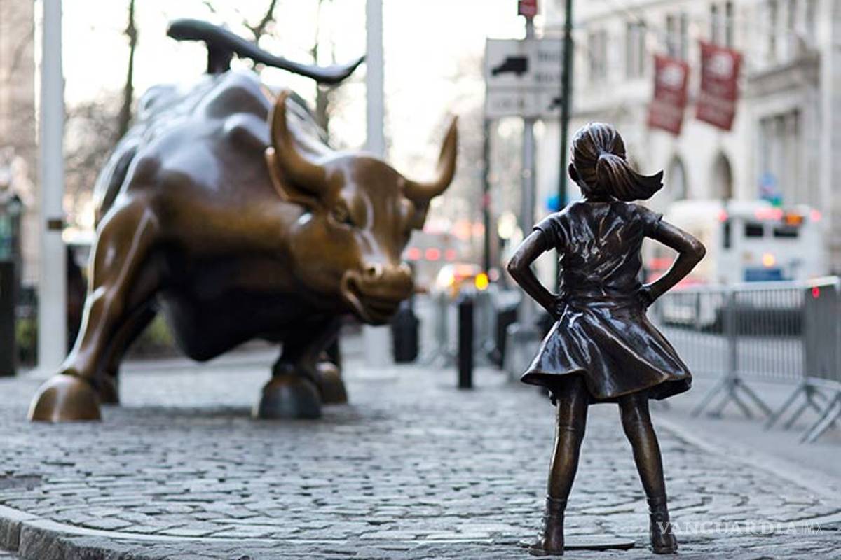 La estatua de la niña que se enfrenta al toro de Wall Street seguirá otro año
