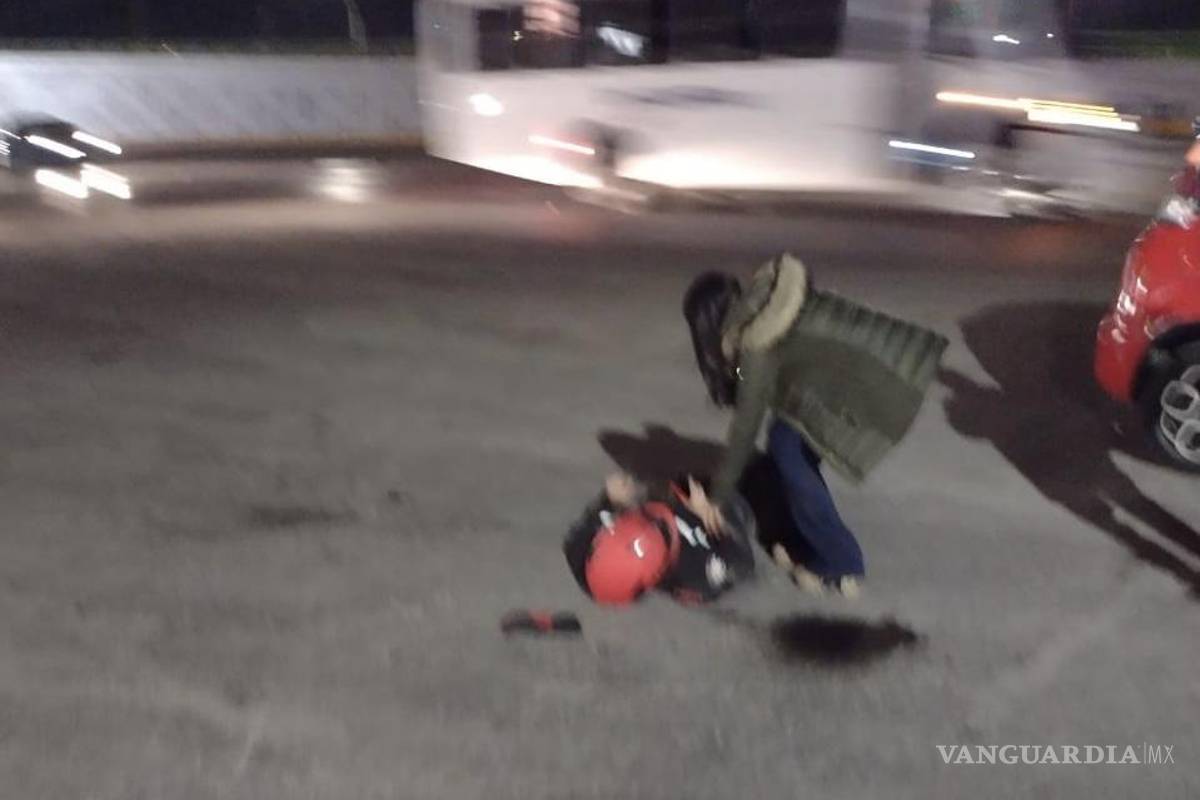 Imprudente conductora arrolla a motociclista al norte de Saltillo... y se retira del lugar