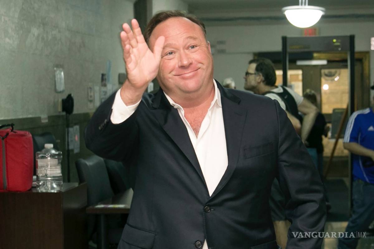 Apple y Facebook retiran contenidos de Alex Jones