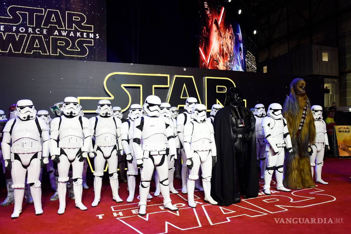 "Star Wars: The Force Awakens", un "clásico" para la prensa británica