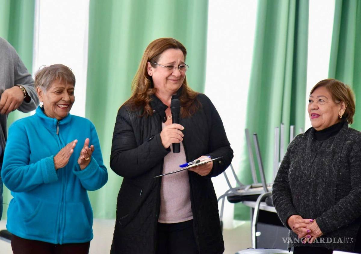 $!En la colonia Satélite Norte, la señora Beatriz Dávila, presidenta del DIF Saltillo, deseó salud, prosperidad y éxito para todos los presentes durante el año 2024.