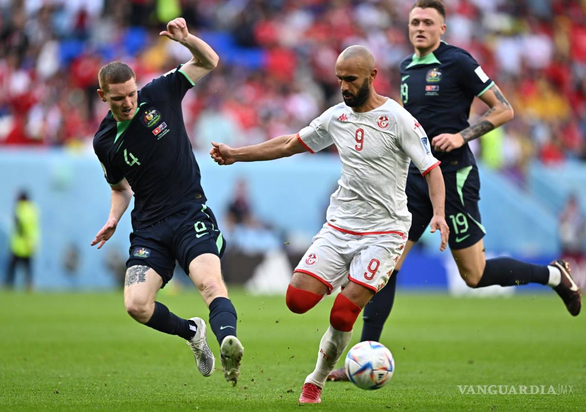 $!Issam Jebali (d) de Túnez, disputa un balón con Kye Rowles de Australia.