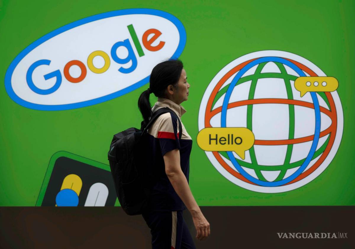 $!Una mujer pasa junto a un anuncio de Google en Shanghai, China, el 13 de septiembre de 2023.