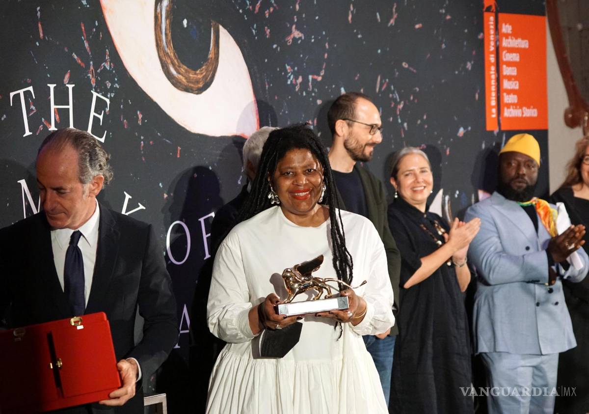 $!La artista estadounidense Simone Leigh posa con el León de Oro al mejor artista en Venecia, Italia.