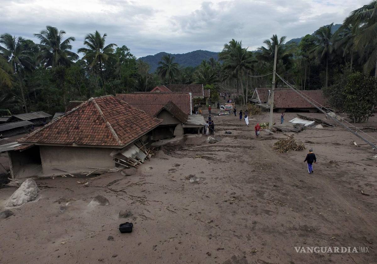 $!Vista general de un área afectada por la erupción del monte Semeru en la aldea de Sumber Wuluh en Lumajang, Java Oriental, Indonesia. EFE/EPA/AMMAR
