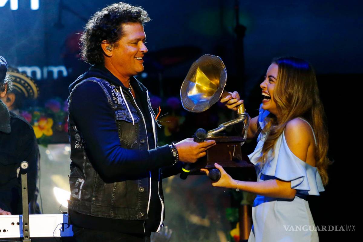Carlos Vives entrega beca a joven cantante colombiana