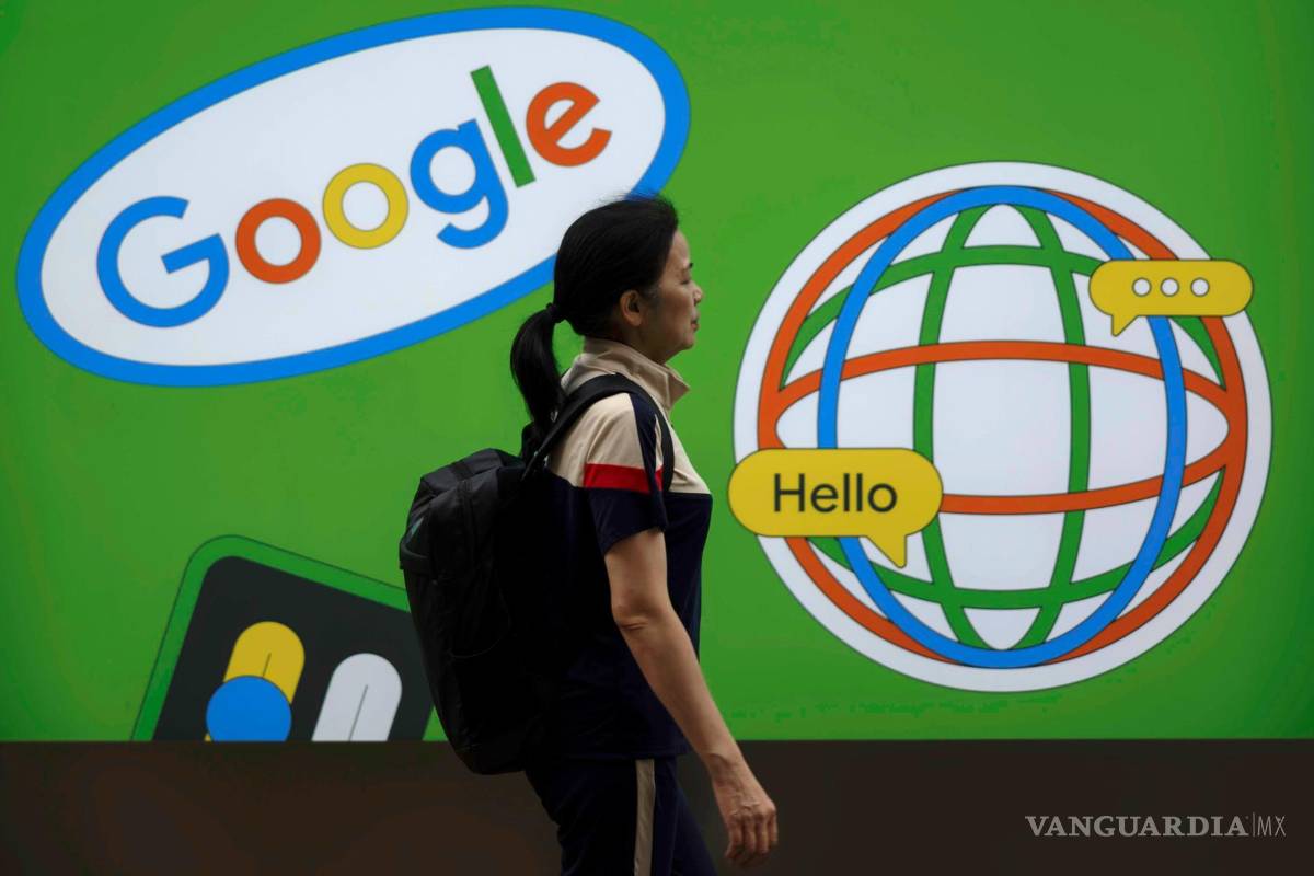 $!Una mujer pasa junto a un anuncio de Google en Shanghai, China, el 13 de septiembre de 2023.