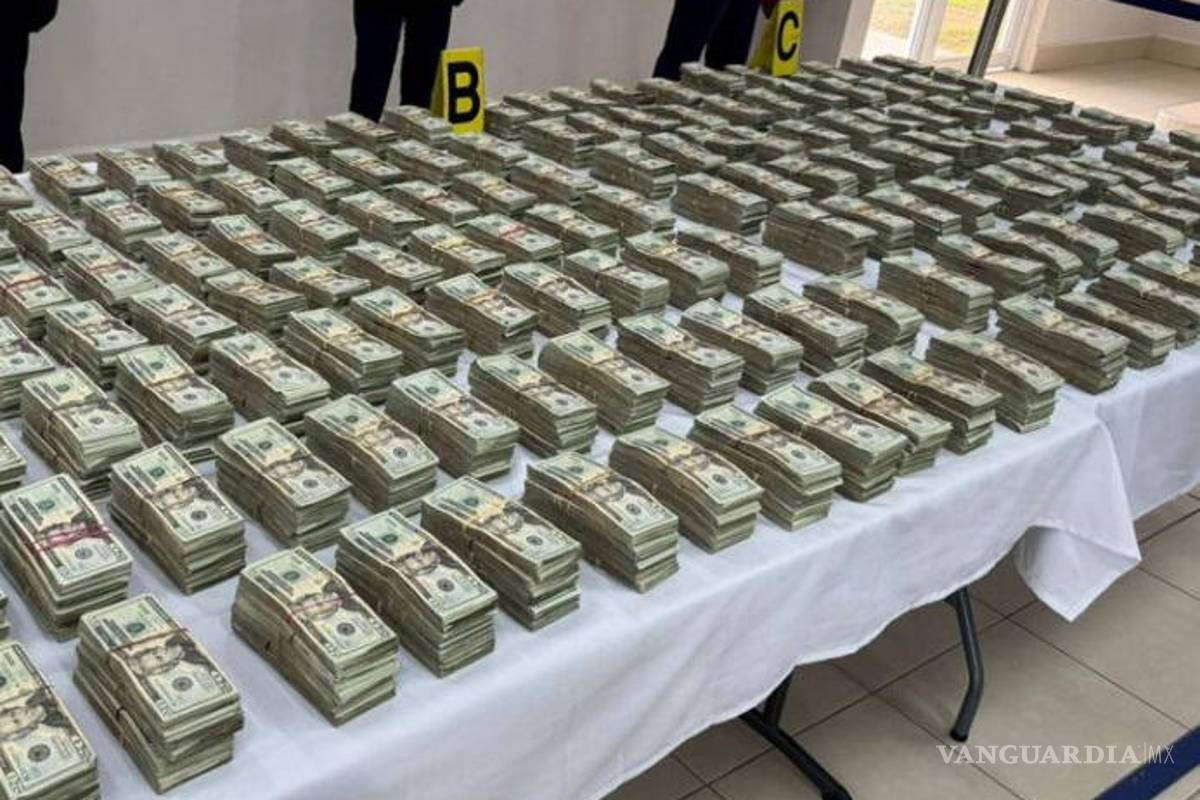 Llevaban 1.5 millones de dólares en una mula... traficante escapa en otra