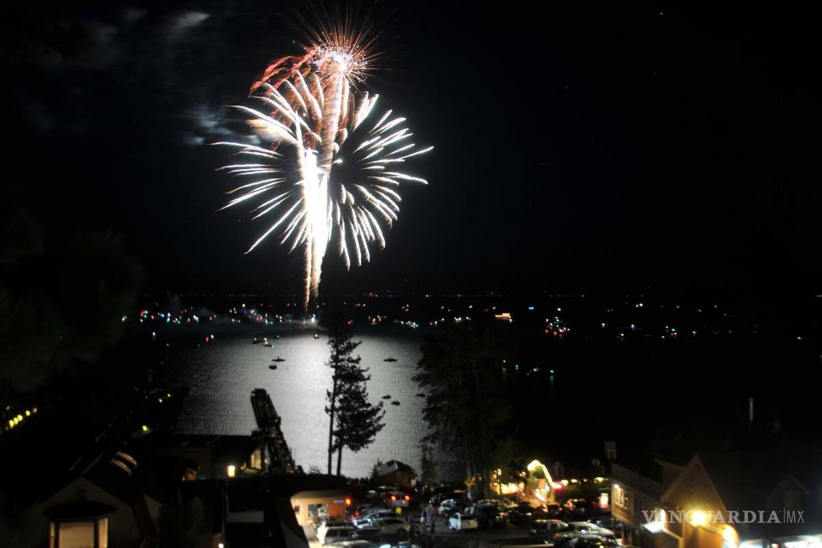 $!Los fuegos artificiales del espectáculo anual de fuegos artificiales del 4 de julio estallan sobre las orillas del lago Tahoe durante la celebración de la ciudad de Tahoe