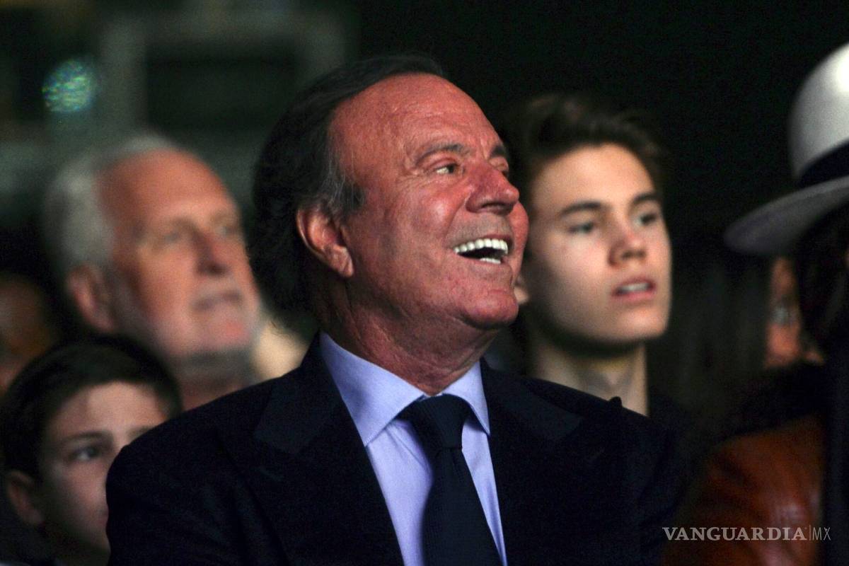 Julio Iglesias recibe homenaje de la Academia de Grabación de EU