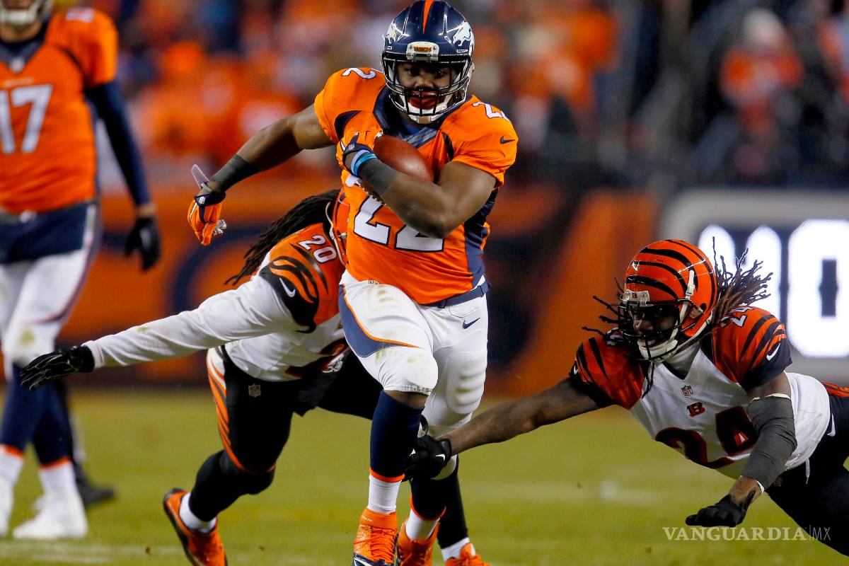 Broncos cabalgan a playoffs