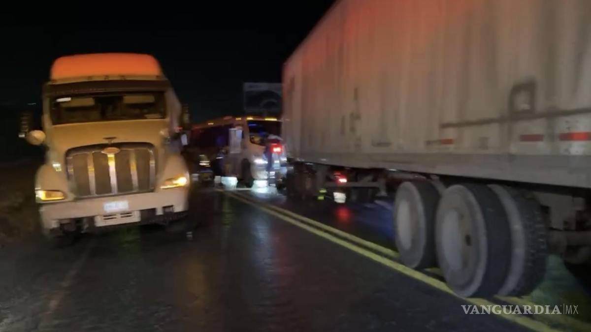 Choque entre tráiler y camión de personal deja tres heridos en carretera a Zacatecas
