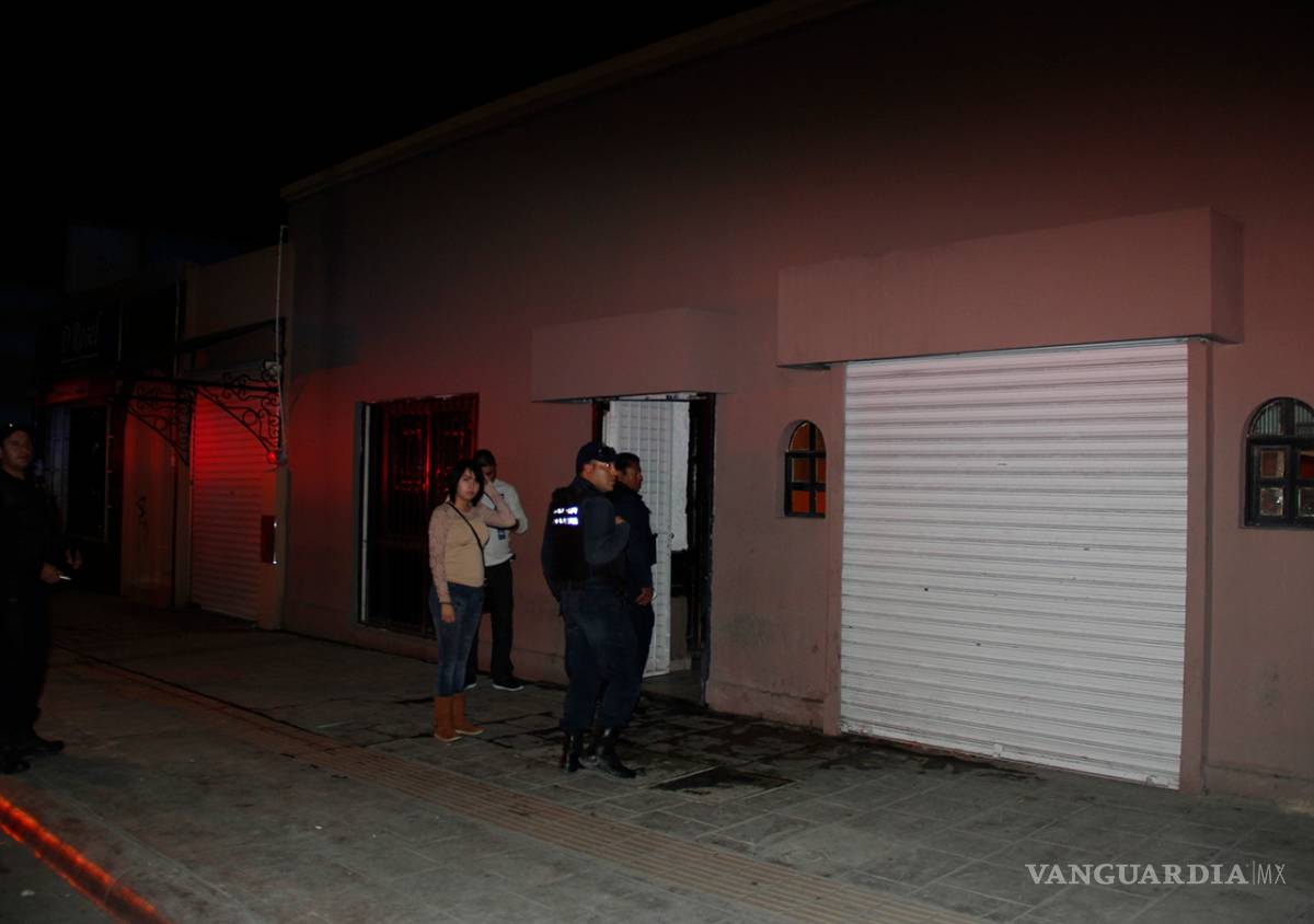 $!Clientes detienen a asaltante en Saltillo.... ¡y también los arrestan!