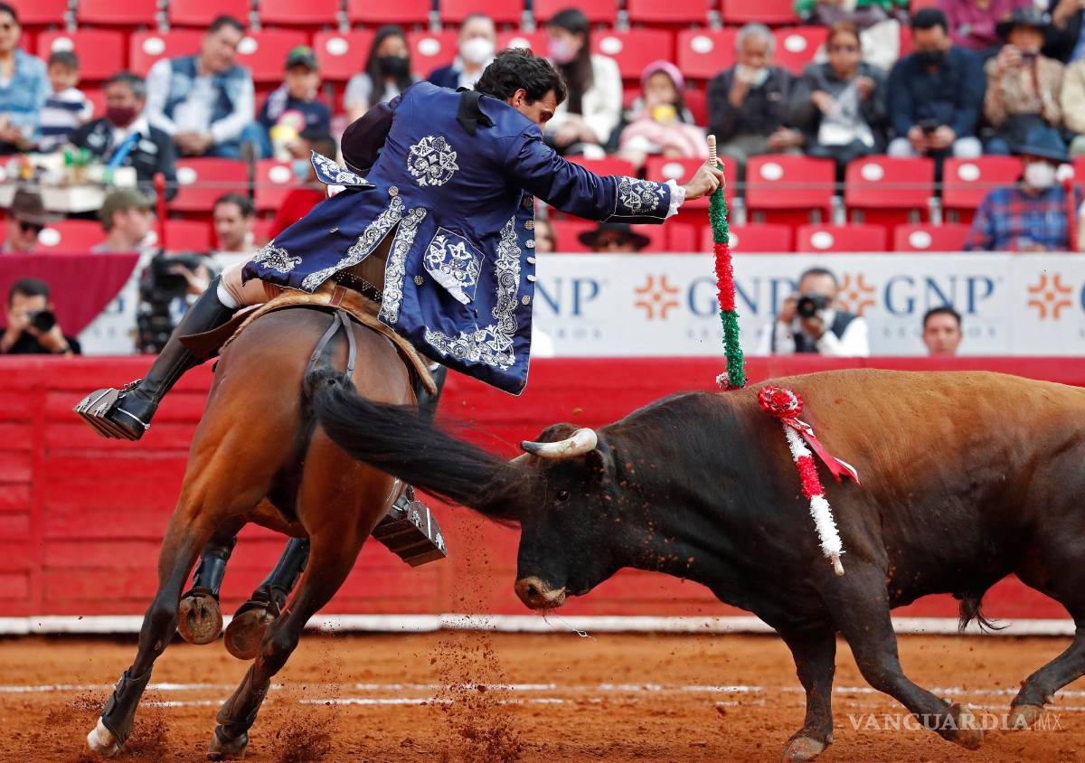 $!El rejoneador mexicano Paco Velásquezlidia su primer toro, Don Daniel de 521Kg, en la ultima Corrida de Feria de Aniversario. EFE/Mario Guzmán