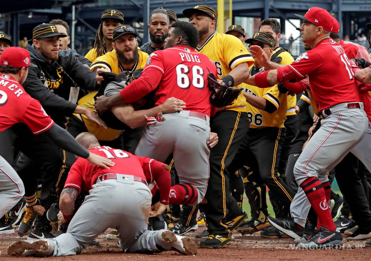 $!En pelea campal entre Piratas y Rojos, Yasiel Puig y otros cuatro peloteros más salen expulsados