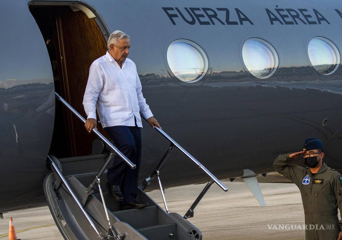 $!El presidente de México, Andrés Manuel López Obrador, desciende de su avión tras su arribo a Cuba.