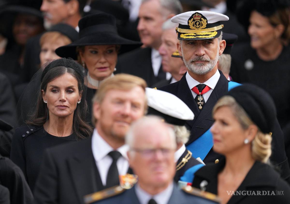 $!El rey Felipe VI de España (d) y la reina Letizia (i) asisten al servicio en la Abadía de Westminster durante la procesión fúnebre estatal de la reina Isabel II.