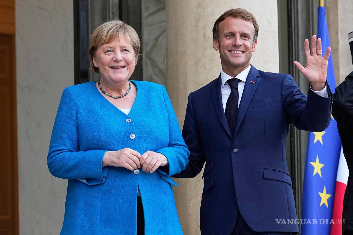$!El presidente de Francia, Emmanuel Macron, recibe a la canciller alemana, Angela Merkel, en el Palacio del Elíseo en París, el 16 de septiembre de 2021.