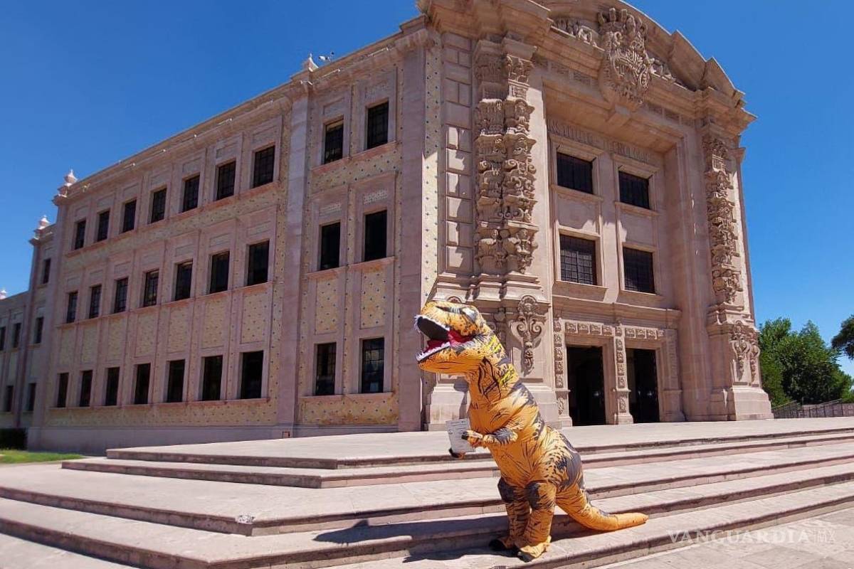 ‘Dinograduado’; joven del Tec Saltillo recibe su título profesional vestido de dinosaurio (video)