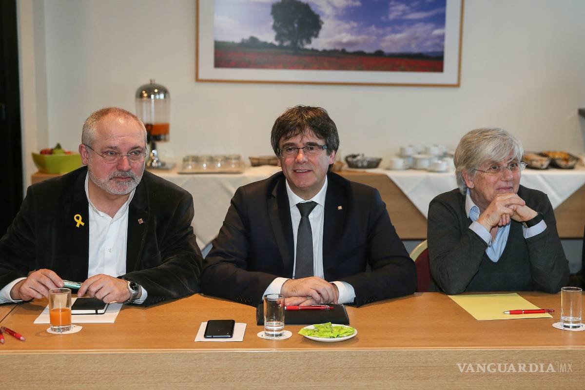 Busca el partido de Puigdemont modificar la ley para poder investirlo