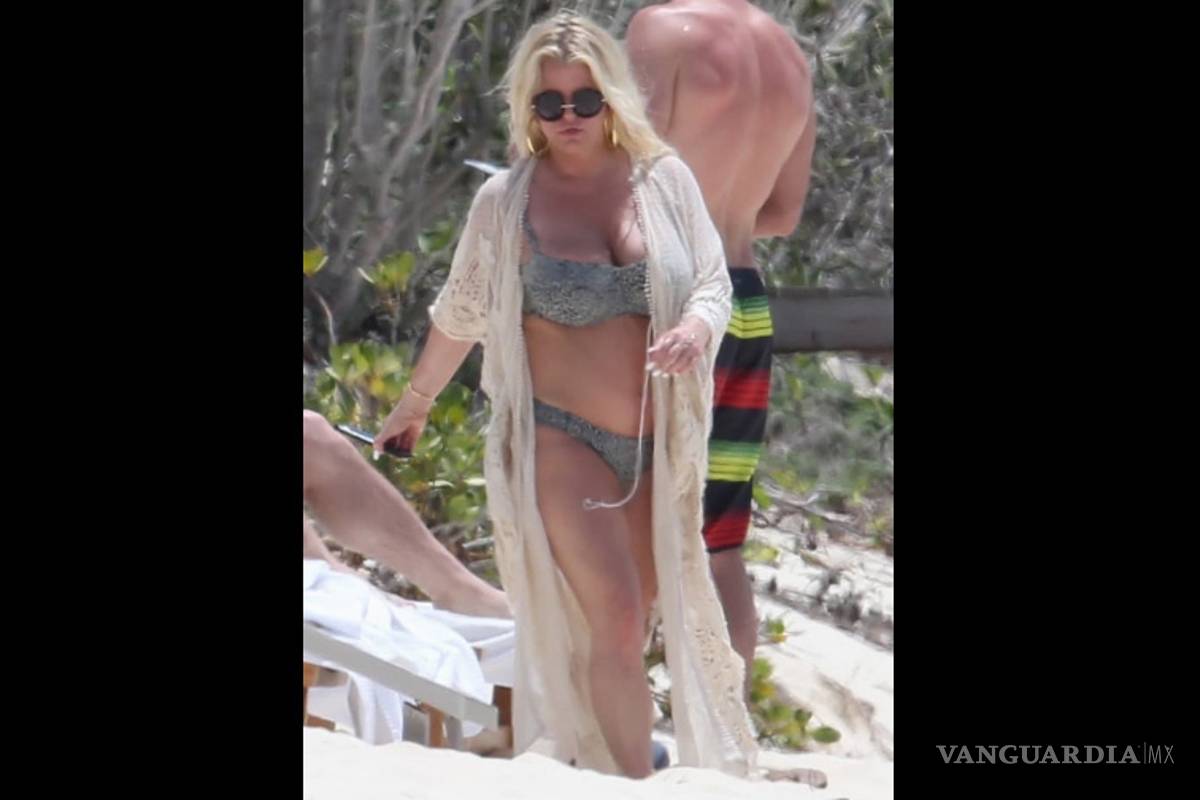 $!Jessica Simpson toma el sol y luce irreconocible