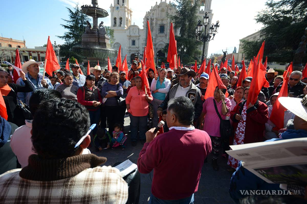 Movimiento Antorchista protesta en Palacio de Gobierno de Coahuila