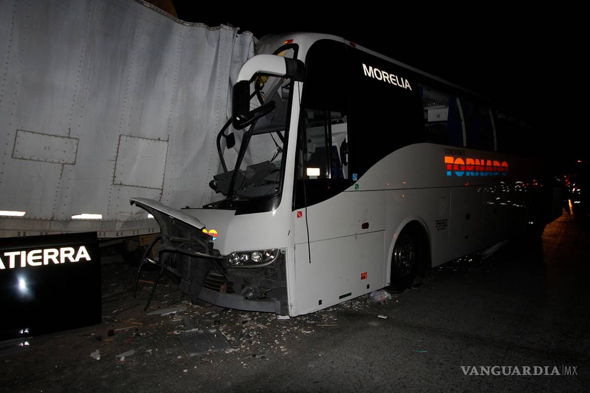 Camionazo en la autopista Saltillo-Monterrey deja 15 heridos; 4 están graves