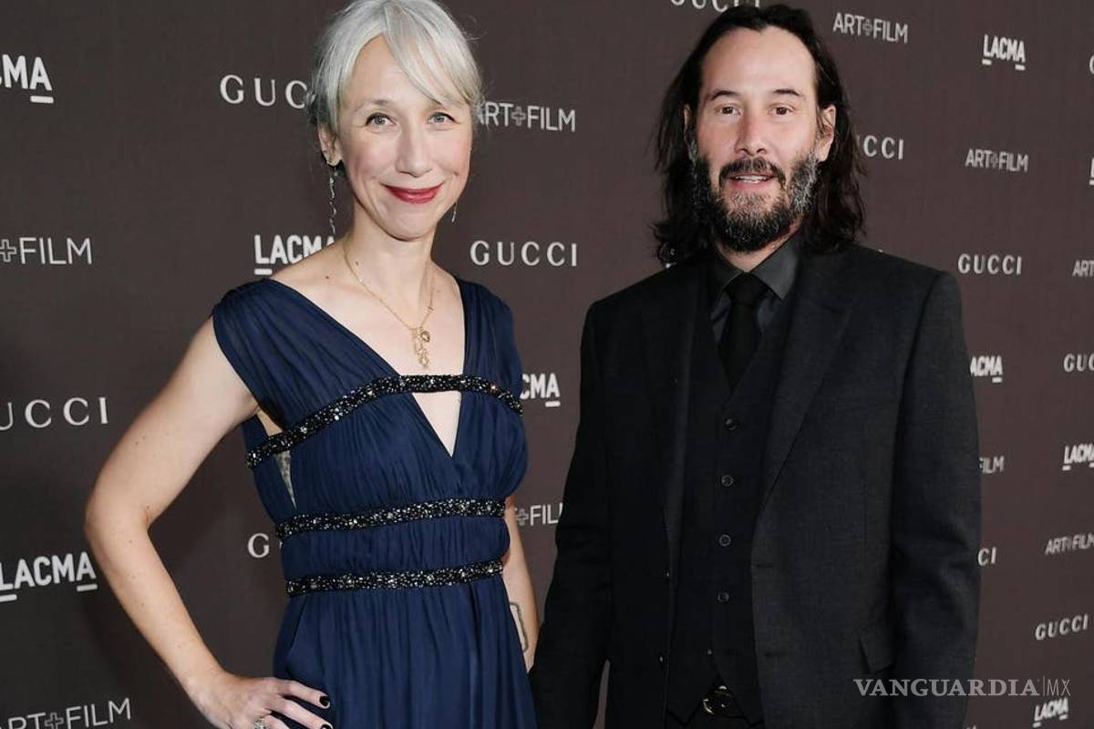 Captan a Keanu Reeves y su novia junto a elenco de Matrix 4