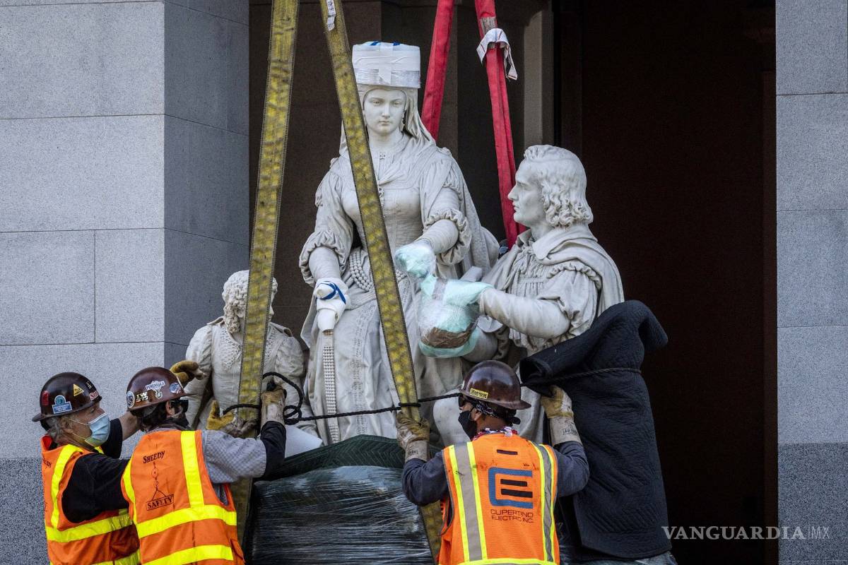 Remueven la estatua de Cristobal Colón y la reina Isabel de la rotonda del Capitolio estatal