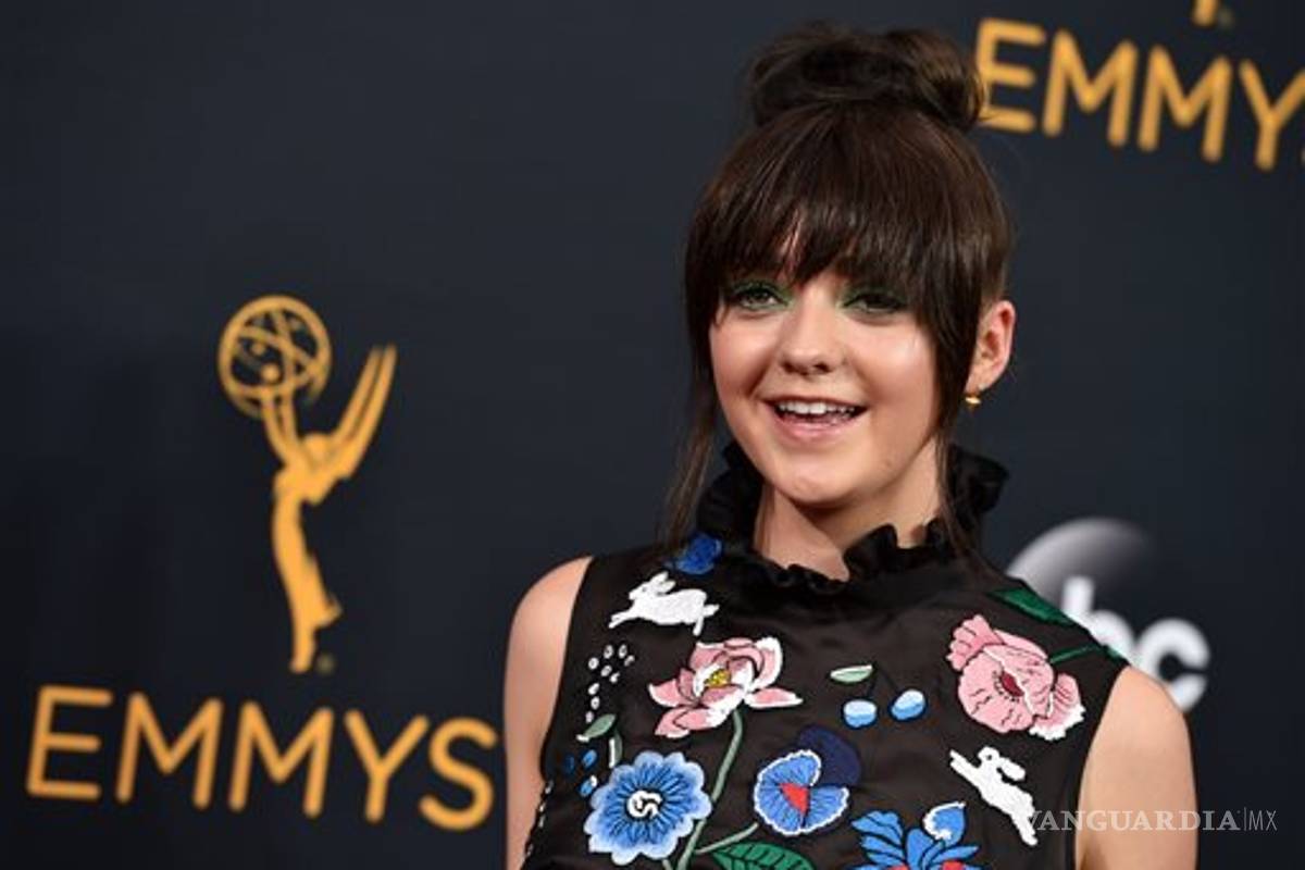 Sophie Turner y Maisie Williams se hacen el mismo tatuaje como símbolo de su amistad