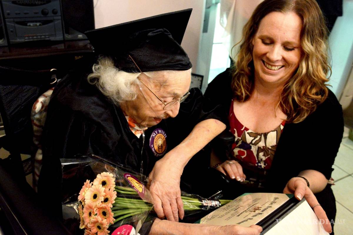 Theresia Brandl, de 105 años, recibe diploma honorífico de secundaria