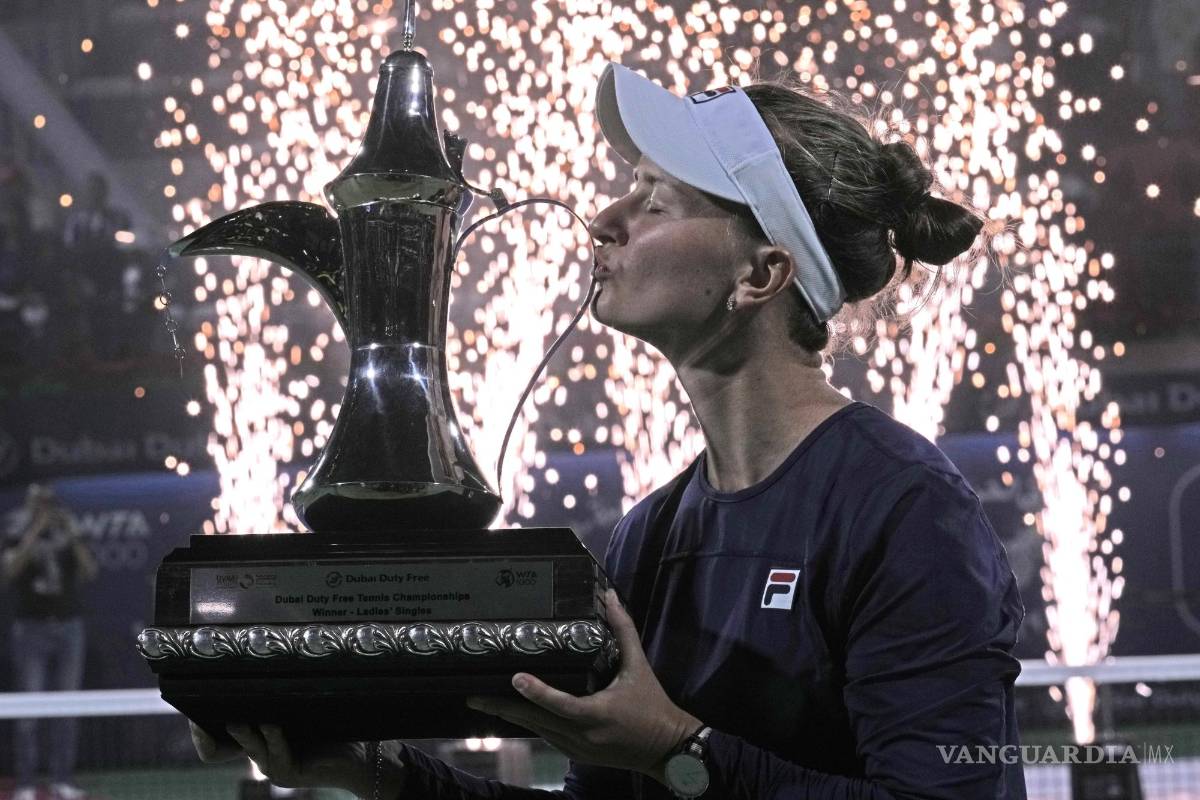Tenista Krejcikova toma la medida a Swiatek y triunfa en Dubái