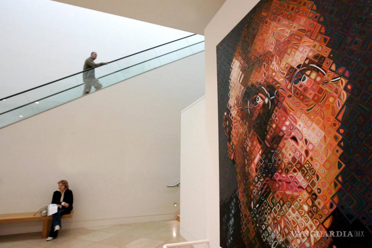 $!Autorretrato del artista Chuck Close en la National Portrait Gallery (Galería Nacional del Retrato) en Londres, Reino Unido. EFE/Lindsey Parnaby