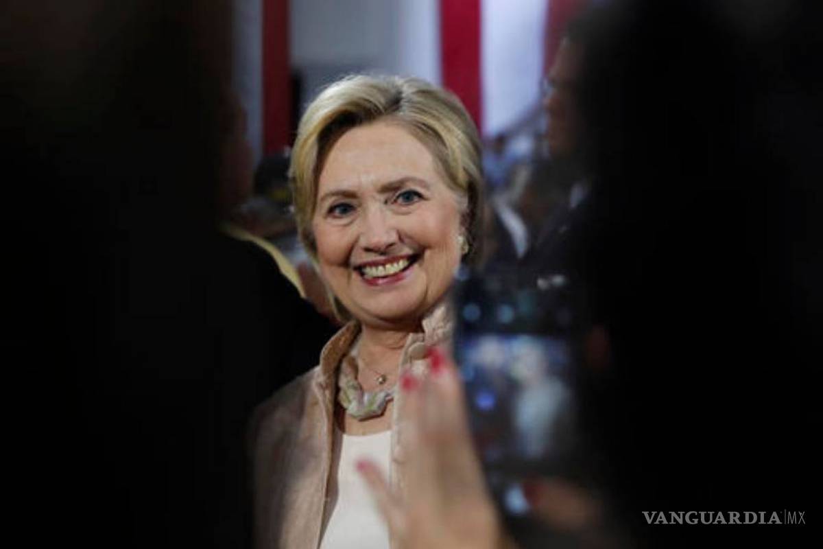 Entrega el FBI al Congreso los documentos de su investigación a Clinton