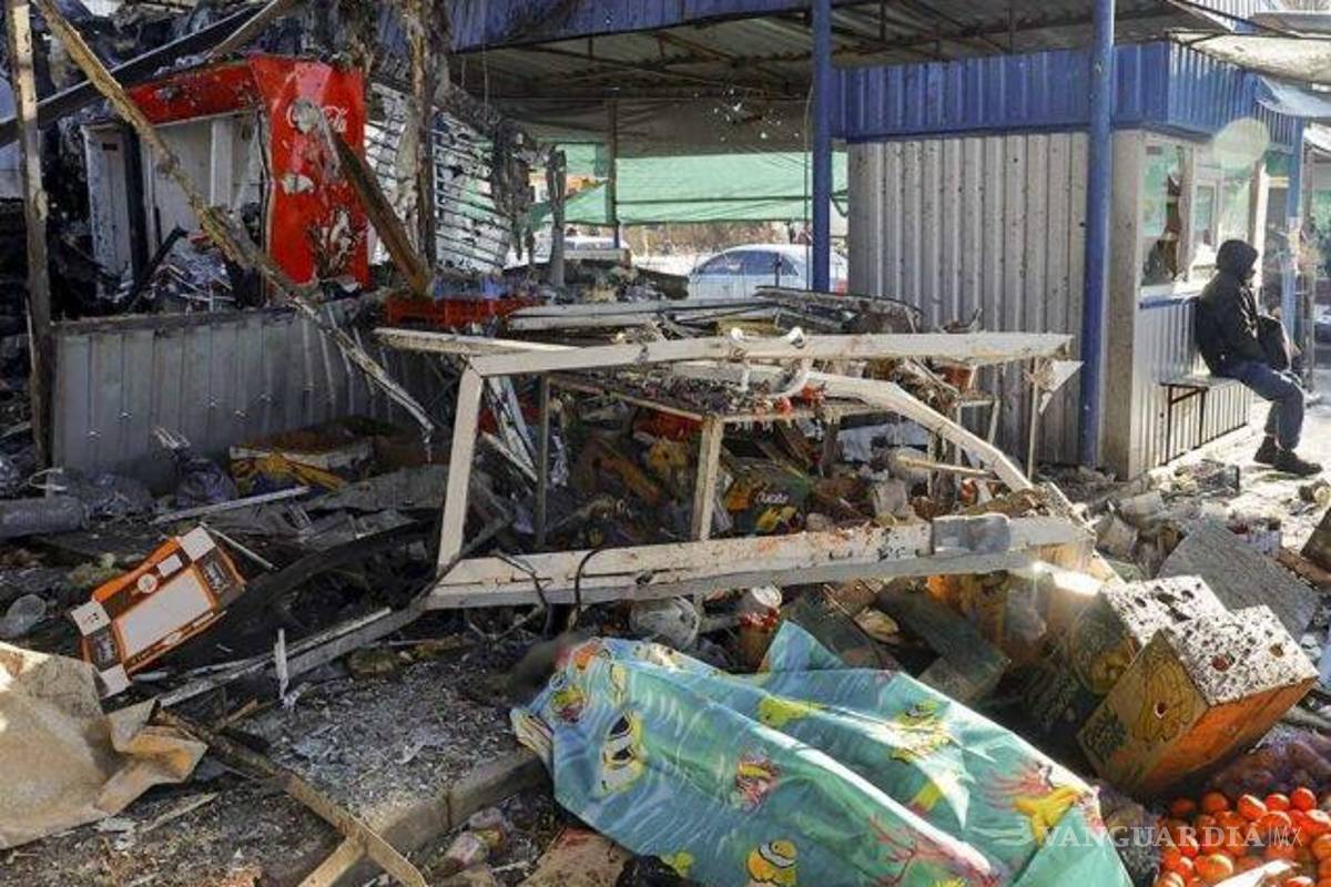 Ucrania rechaza autoría del ataque a un mercado donde murieron 25 personas