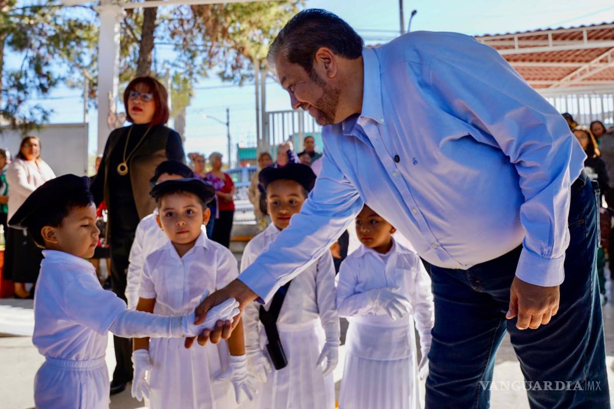 Alcalde de Ramos Arizpe entrega pantallas e instrumentos a escuela